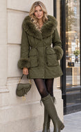 Load image into Gallery viewer, STEPHAN – Parka femme kaki à capuche et fausse fourrure
