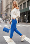 Cargar la imagen en la vista de la galería, Anaïs – Pantalon en maille bleu au toucher cachemire