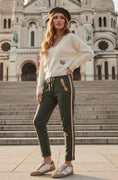 Charger l'image dans la visionneuse de la galerie, Pantalon LAURIE – Kaki Bandes Crème & Chocolat | Style Jogg Chic