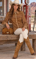 Charger l'image dans la visionneuse de la galerie, TALULAH – Chemise western femme en dentelle camel à franges
