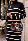 Charger l'image dans la visionneuse de la galerie, Sac en tweed marine CHANY à fleurs et chaîne dorée