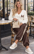 Charger l'image dans la visionneuse de la galerie, ROMY – Pantalon femme chocolat en simili cuir à bandes