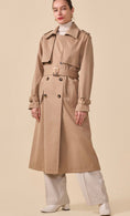 Charger l'image dans la visionneuse de la galerie, Trench Long Femme Camel AUSTIN – Imperméable Ceinturé