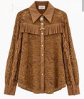 Charger l'image dans la visionneuse de la galerie, TALULAH – Chemise western femme en dentelle camel à franges