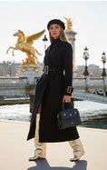 Cargar la imagen en la vista de la galería, Manteau Long Noir Femme CLAUDINE – Ceinture Dorée & Coupe Élégante