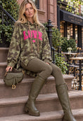 Charger l'image dans la visionneuse de la galerie, CLYDE – Sweat oversize femme à capuche camouflage kaki LOVE