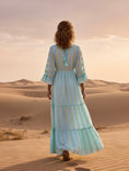 Cargar la imagen en la vista de la galería, Robe Longue Bohème Gypsy EVA – Tie & Dye Aqua | Paillettes