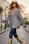 Cargar la imagen en la vista de la galería, Blouse VICTOIRE — Vichy bicolore cœur brodé