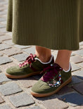 Cargar la imagen en la vista de la galería, Baskets CARLA Effet Daim Kaki & Perles — Sneakers Femme Tendance