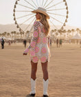 Cargar la imagen en la vista de la galería, Robe Crochet rose NEVADA – Robe courte hippie chic 🌸