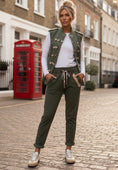 Load image into Gallery viewer, Pantalon LAURIE – Kaki Bandes Crème & Chocolat | Style Jogg Chic