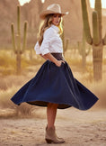 Charger l'image dans la visionneuse de la galerie, Chemise Blanche Style Officier Boutons Dorés ARIZONA – Femme Boho Chic🌙