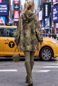Charger l'image dans la visionneuse de la galerie, CLYDE – Sweat oversize femme à capuche camouflage kaki LOVE