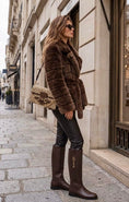 Cargar la imagen en la vista de la galería, Manteau court en fausse fourrure chocolat ceinturé ELANA