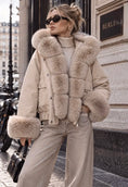 Load image into Gallery viewer, Doudoune courte femme beige taupe DIANA à capuche et fausse fourrure
