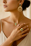 Load image into Gallery viewer, Boucles d'Oreilles Dorées Alizée 💚 | Pierre Verte Circulaire – Bijou Princesse Mille et Une Nuits