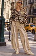 Load image into Gallery viewer, Pantalon large femme PARKER beige à bandes – Coupe bubble