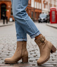 Charger l'image dans la visionneuse de la galerie, Bottines Daim Beige Cloutées HILARY – Boots Rock Femme