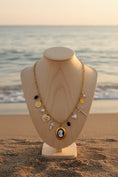 Charger l'image dans la visionneuse de la galerie, Collier Breloques Dorées & Camais DONNA – Bijou Bohème Ethnique Chic 🌟✨