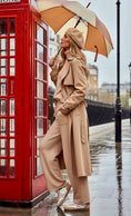 Charger l'image dans la visionneuse de la galerie, Trench Long Femme Camel AUSTIN – Imperméable Ceinturé