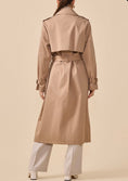 Charger l'image dans la visionneuse de la galerie, Trench Long Femme Camel AUSTIN – Imperméable Ceinturé