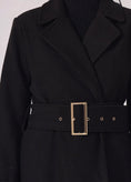 Cargar la imagen en la vista de la galería, Manteau Long Noir Femme CLAUDINE – Ceinture Dorée & Coupe Élégante