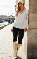 Cargar la imagen en la vista de la galería, Blouse LÉONIE | Effet Soie & Dentelle Crème