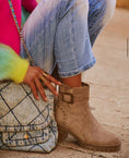Charger l'image dans la visionneuse de la galerie, Bottines Daim Beige Cloutées HILARY – Boots Rock Femme
