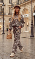 Load image into Gallery viewer, Jogging Léopard broderies dorées Amour 🐆❤️