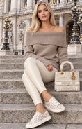 Charger l'image dans la visionneuse de la galerie, MOLLY – Pull femme taupe col Bardot en maille italienne
