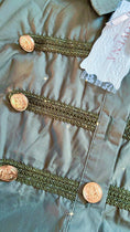 Charger l'image dans la visionneuse de la galerie, Chemise Kaki LILY – Style Officier Boutons Dorés
