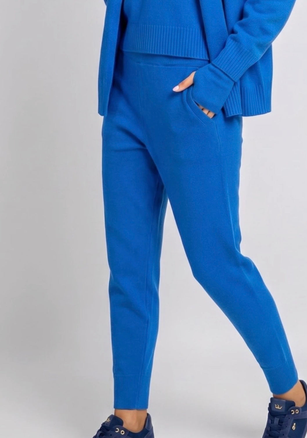 Anaïs – Pantalon en maille bleu au toucher cachemire