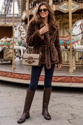 Cargar la imagen en la vista de la galería, Manteau court en fausse fourrure chocolat ceinturé ELANA

