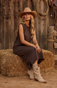 Charger l'image dans la visionneuse de la galerie, Robe Coton Chocolat Cloutée WYNONA – Robe Midi Femme Boho Rock

