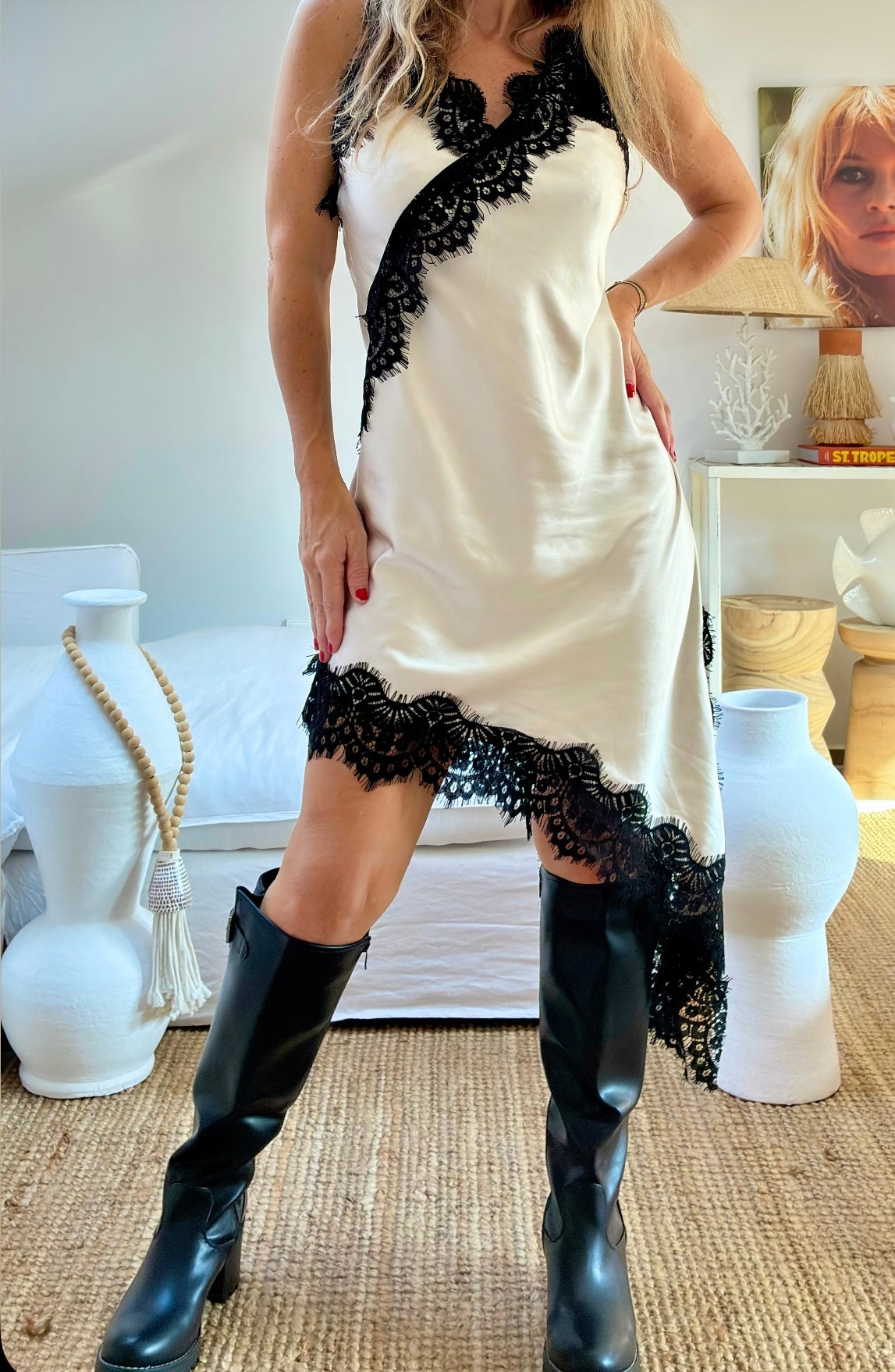 Robe satinée dentelle AVA