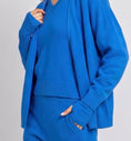 Cargar la imagen en la vista de la galería, Anaïs – Pantalon en maille bleu au toucher cachemire

