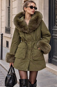Charger l'image dans la visionneuse de la galerie, STEPHAN – Parka femme kaki à capuche et fausse fourrure
