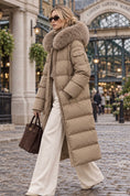 Charger l'image dans la visionneuse de la galerie, Doudoune longue femme Margareth beige à capuche
