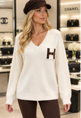 Load image into Gallery viewer, AMBRE – Pull femme crème col V, détail chocolat à boucle
