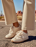 Load image into Gallery viewer, Baskets Crèmes à Franges BUFFALO – Style Western Boho Chic
