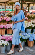 Cargar la imagen en la vista de la galería, Poncho CLARISSE – Pull Oversize Côtelé Bleu Ciel à Capuche
