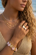 Charger l'image dans la visionneuse de la galerie, Collier Chaînes Fines & Perles Nacrées Multirang OLA – Style Bohème Doré 🫖✨
