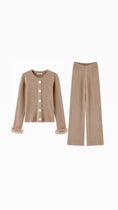 Charger l'image dans la visionneuse de la galerie, Ensemble maille  JACKY – pull Boutons Fleurs bijoux  & Pantalon Large

