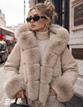 Load image into Gallery viewer, Doudoune courte femme beige taupe DIANA à capuche et fausse fourrure
