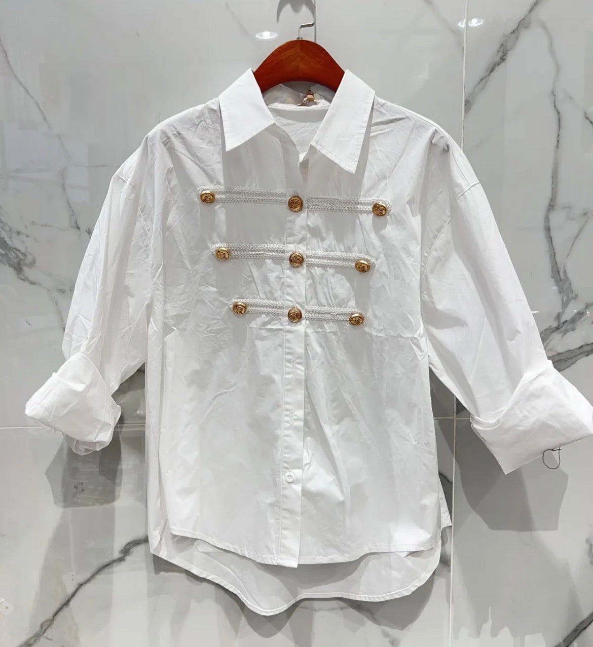 Chemise Blanche Style Officier Boutons Dorés ARIZONA – Femme Boho Chic🌙