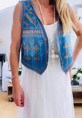 Load image into Gallery viewer, Gilet jean sans manches broderies camel IBIZA
