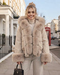 Load image into Gallery viewer, Doudoune courte femme beige taupe DIANA à capuche et fausse fourrure
