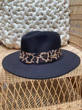 Gorro JIKI con banda de leopardo