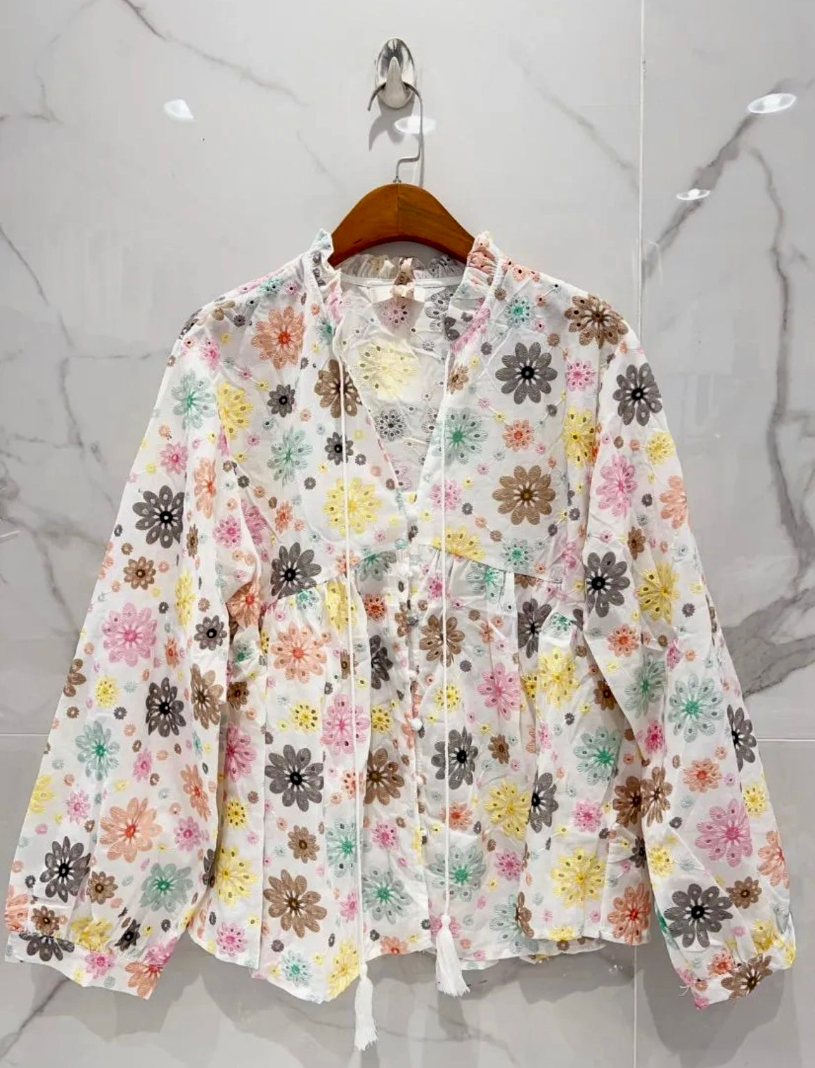 Blouse AVA – Coton Brodé Fleurs & Pompons, Hippie Chic 🌸 | Carla Gianinni