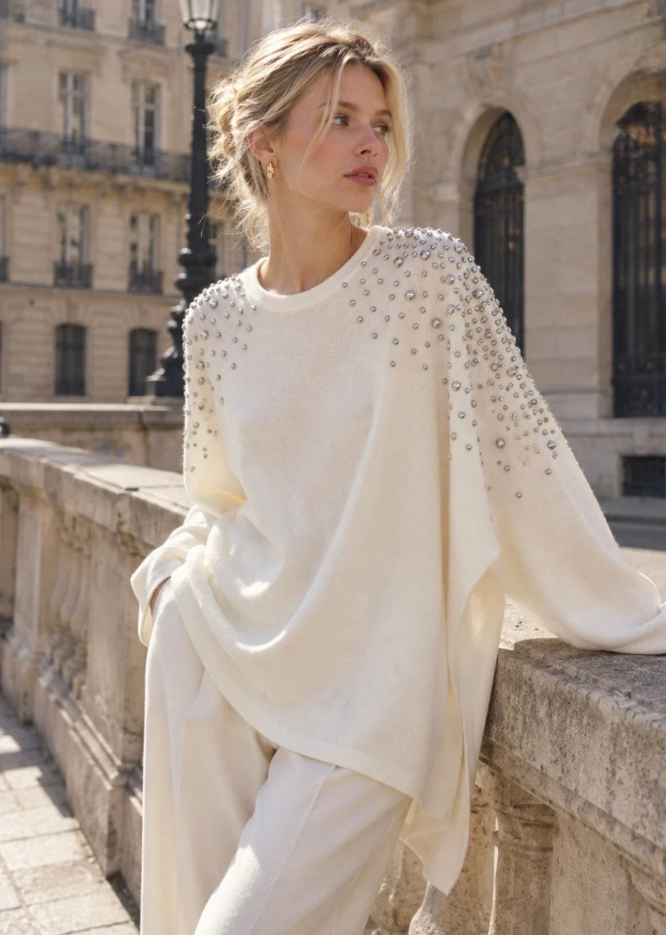 Pull oversize écru à clous argentés CAMILLE